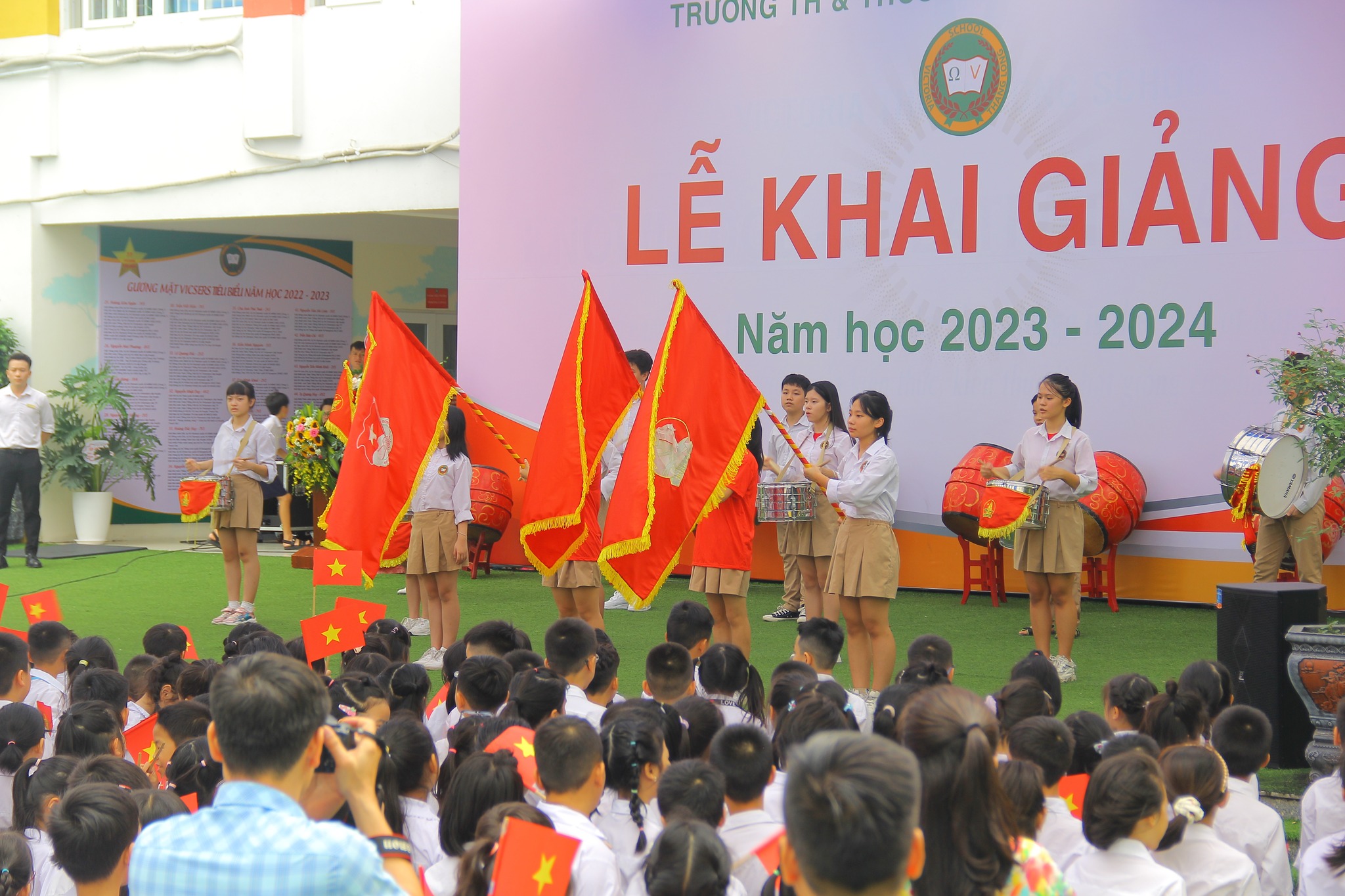 NĂM HỌC MỚI – NIỀM VUI MỚI – HY VỌNG MỚI: THẦY CÔ VÀ HỌC TRÒ VICTORIA THĂNG LONG CÙNG NHAU ĐÓN LỄ KHAI GIẢNG NĂM HỌC 2023 – 2024 ĐẦY Ý NGHĨA