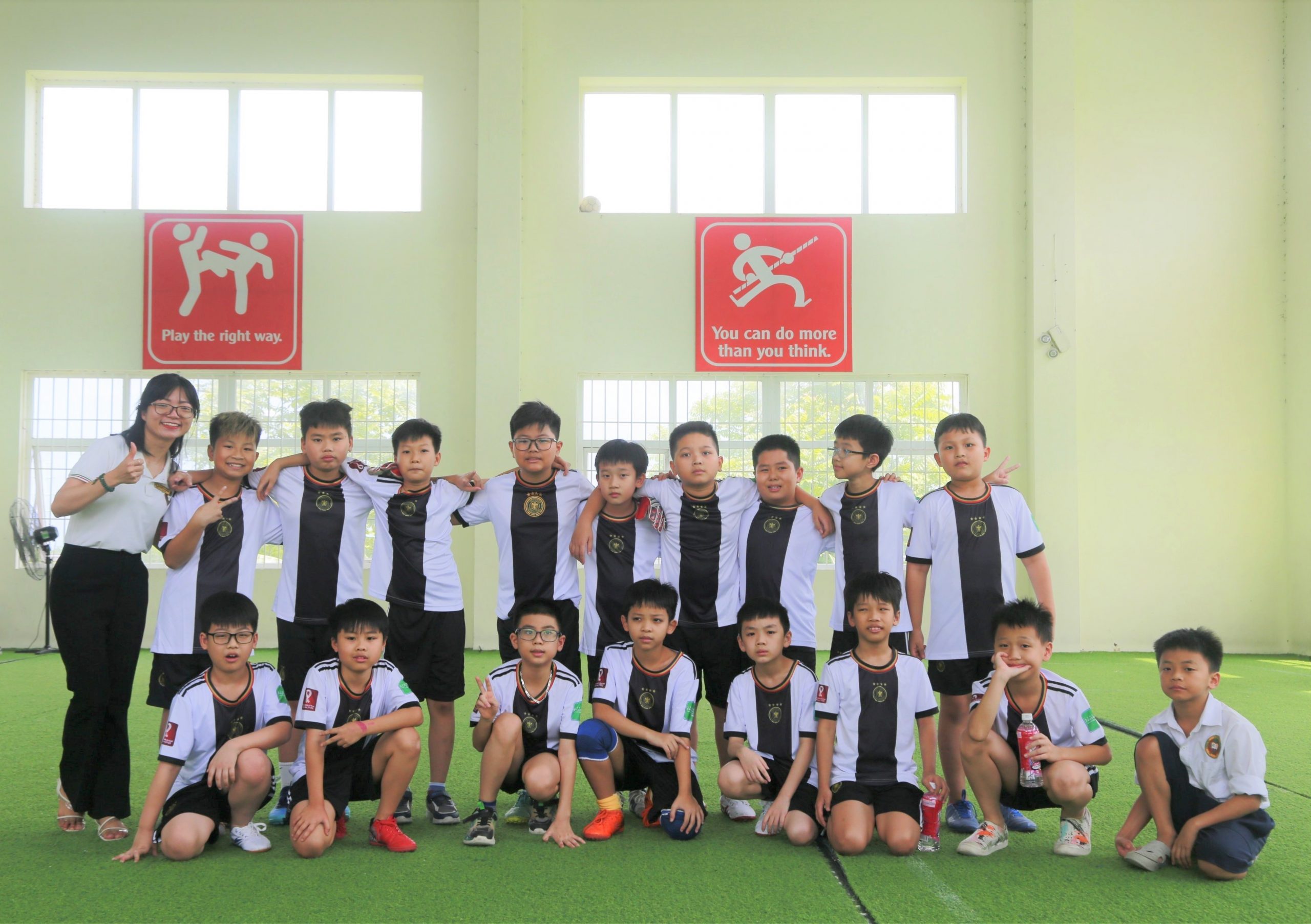 BÙNG NỔ CÁC TRẬN THI ĐẤU TẠI GIẢI VÔ ĐỊCH BÓNG ĐÁ VICSCHOOL