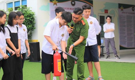 Lễ Chào cờ đầy xúc động của bậc Tiểu học tưởng nhớ nạn nhân vụ cháy chung cư mini