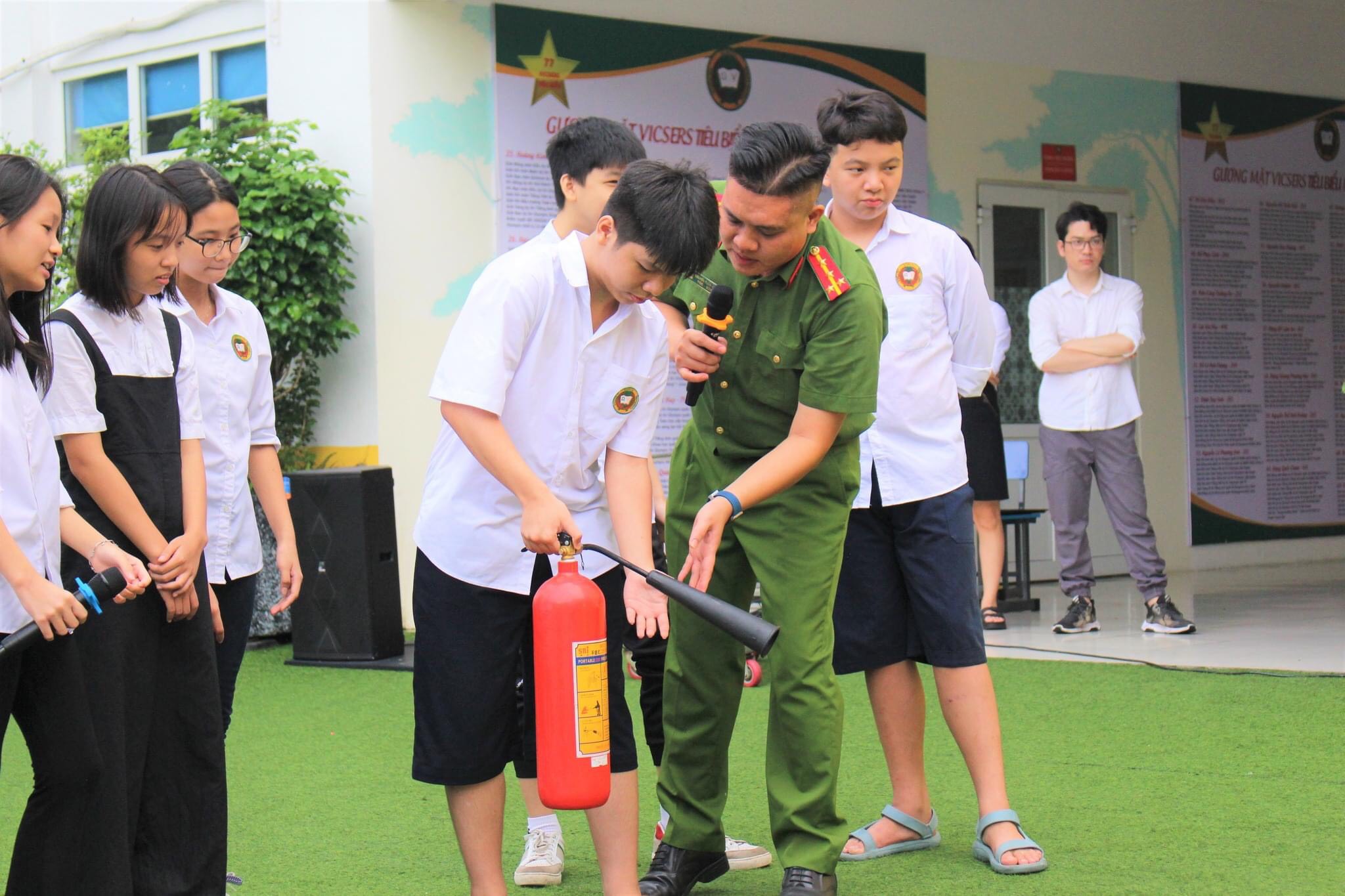 Lễ Chào cờ đầy xúc động của bậc Tiểu học tưởng nhớ nạn nhân vụ cháy chung cư mini