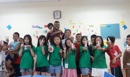 HỌC SINH TRẠI HÈ QUỐC TẾ VICTORIA THĂNG LONG THỰC HÀNH ĐIỀU CHẾ DUNG DỊCH RỬA TAY KHÔ