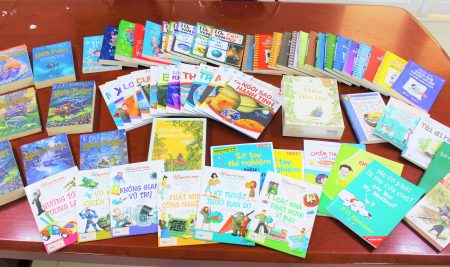 QUÀ TẶNG Ý NGHĨA CỦA CHA MẸ HỌC SINH TRƯỜNG VICTORIA THĂNG LONG DÀNH CHO THƯ VIỆN NHÂN DỊP TỔNG KẾT NĂM HỌC 2022 – 2023