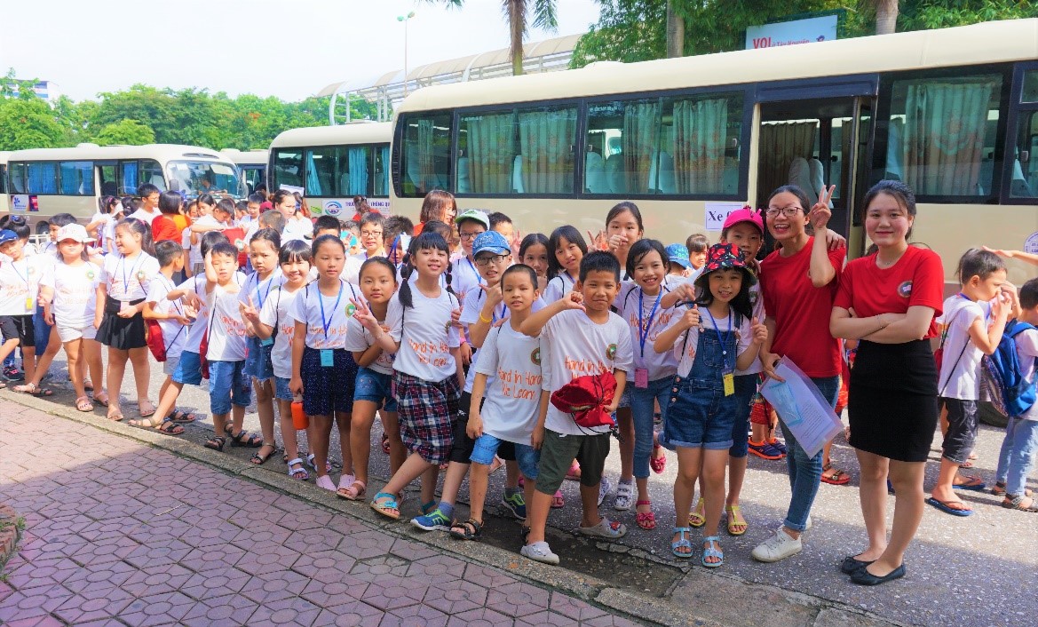 Học sinh Victoria Thăng Long thực hành kỹ năng thoát hiểm an toàn trên xe ô tô