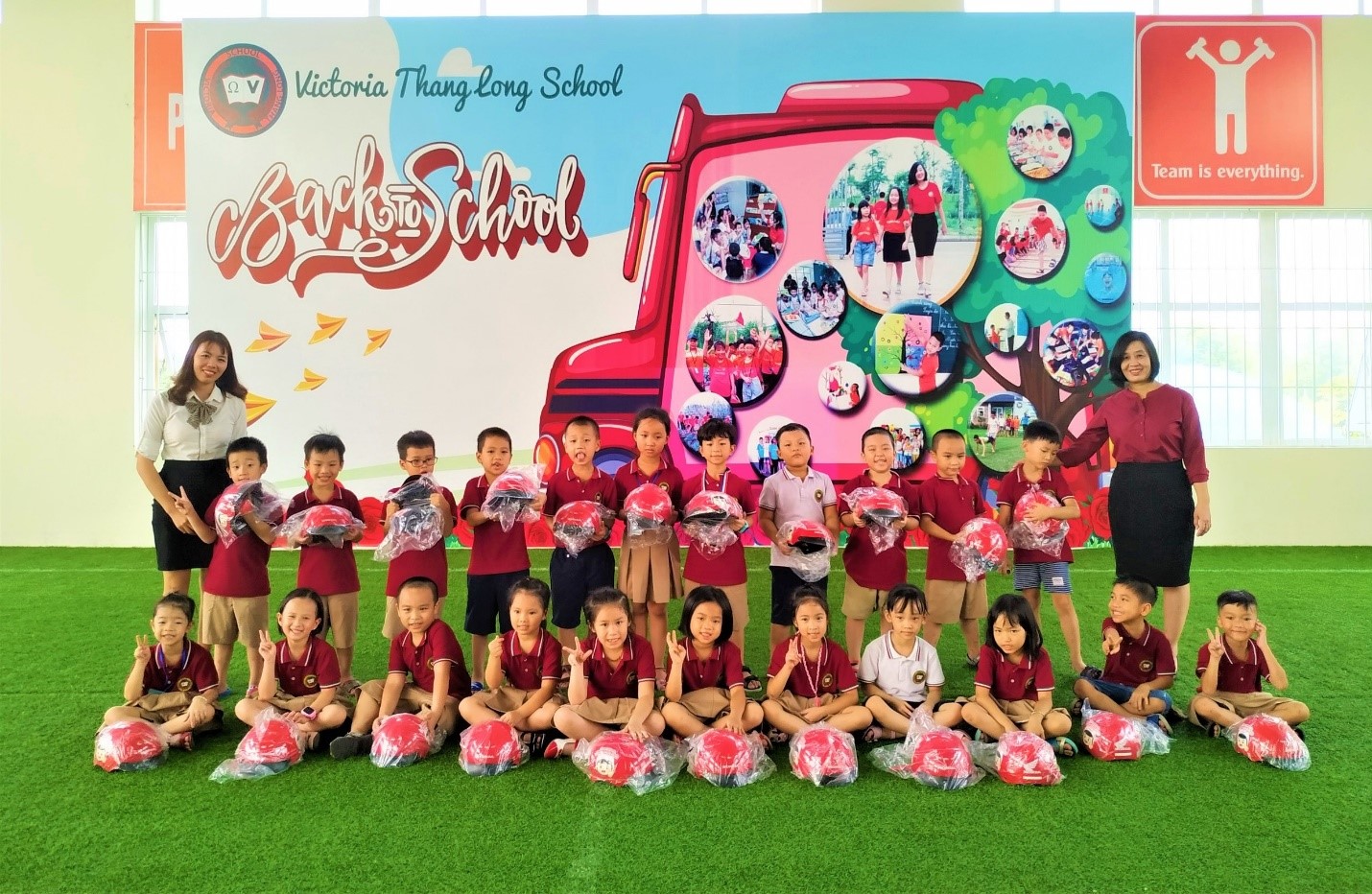 Vicschool tặng mũ bảo hiểm cho 200 học sinh