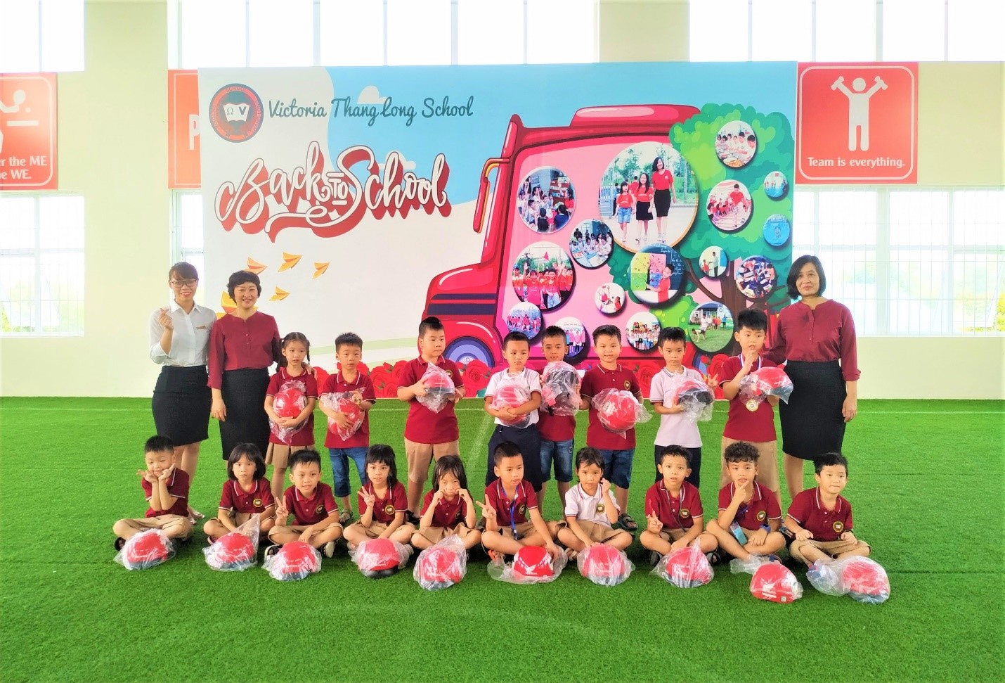 Vicschool tặng mũ bảo hiểm cho 200 học sinh