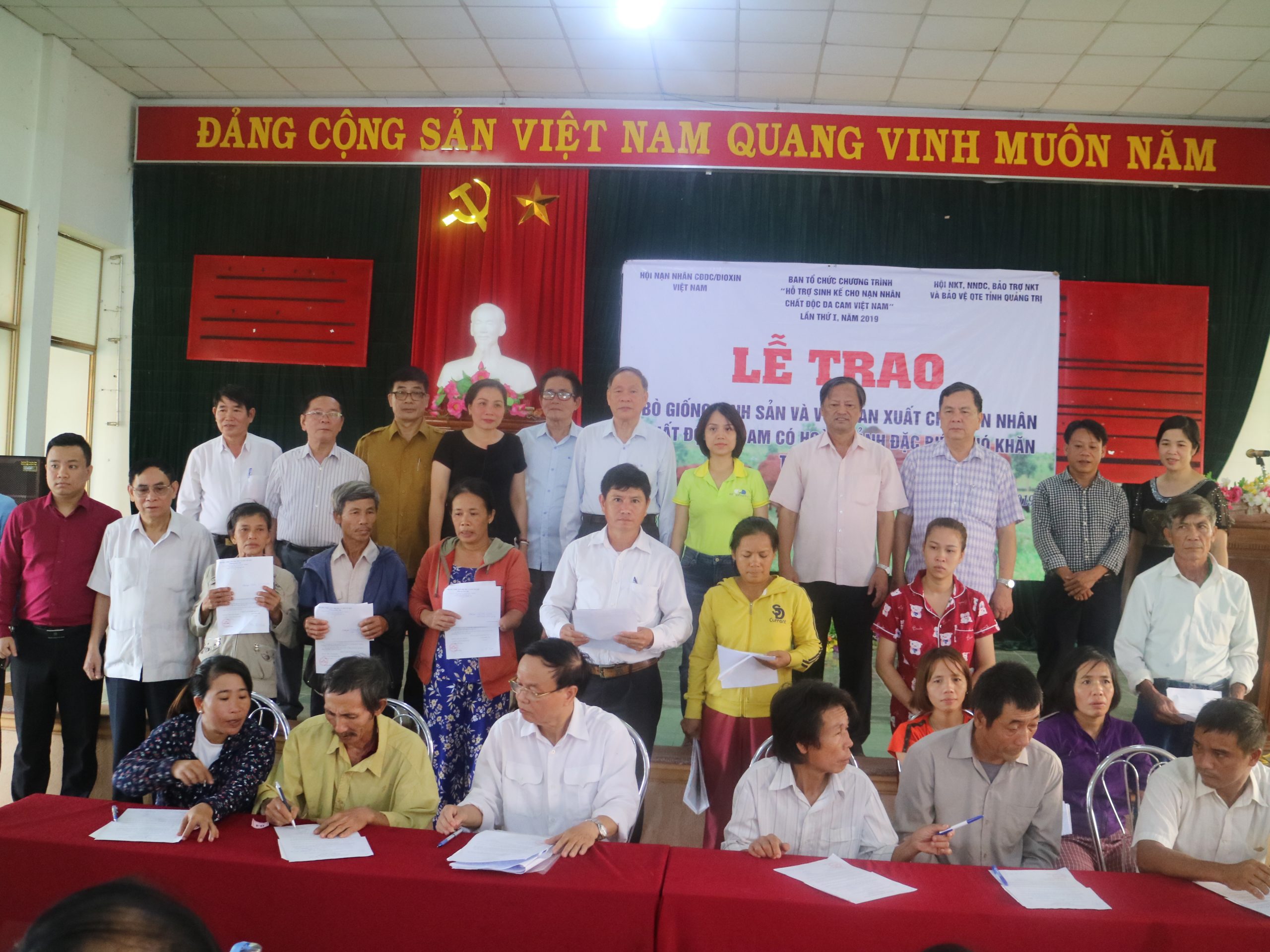 Trường TH & THCS Victoria Thăng Long tặng bò giống sinh sản, hỗ trợ vốn sản xuất cho nạn nhân chất độc da cam tỉnh Quảng Trị và Quảng Bình