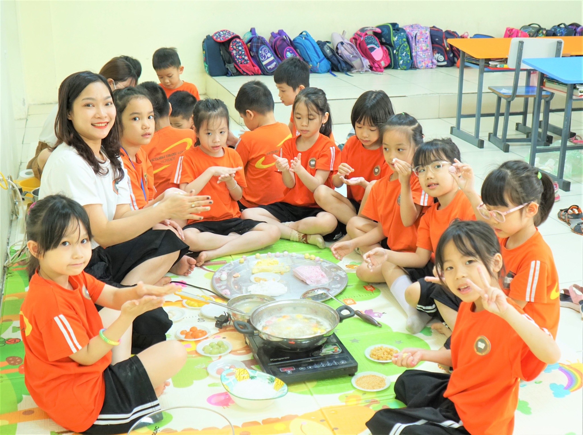 TƯNG BỪNG HOẠT ĐỘNG LÀM BÁNH TRÔI BÁNH CHAY VICSCHOOL