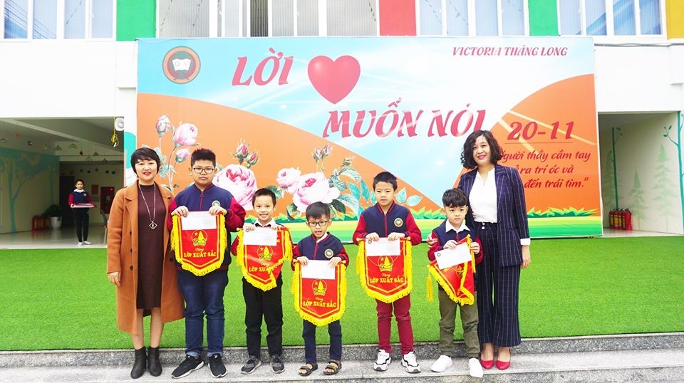 Lễ chào cờ đầu tháng 12 tại Victoria Thăng Long